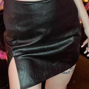 BLACK PU LEATHER SKIRT <3 KENDALL AND KYLIE BY PACSUN 🖤📞♣️🖤